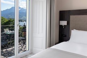 Hypo-allergenic bedding, in-room safe, iron/ironing board, free WiFi