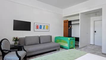 Ropa de cama hipoalergénica y caja de seguridad en la habitación
