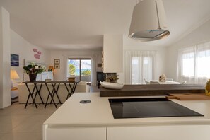 Kylskåp, mikrovågsugn, ugn och spishäll