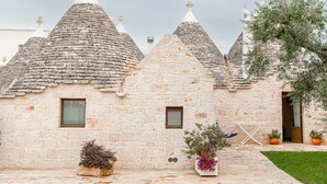 Un edificio de piedra con techos cónicos y una puerta pequeña.