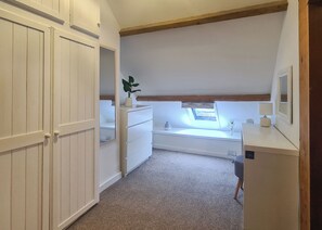 Bathroom - 2 bedroom accommodation in Pontyberem, Carmarthenshire (Pontyberem, Carmarthenshire)
