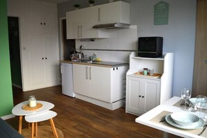 Kühlschrank, Mikrowelle, Ofen, Wasserkocher mit Kaffee-/Teezubehör