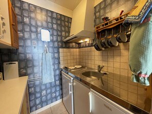 Fridge, stovetop, coffee/tea maker, toaster - 1-Bedroom Apartment near Beach, Saint-Hilaire-de-Riez (Saint-Hilaire-de-Riez)