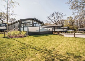 Property grounds - Carisbrooke Premier Lodge (Wootton, Nr Cowes)