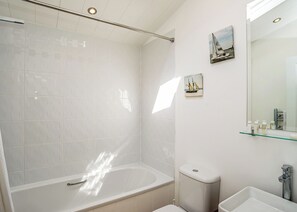 Bathroom - Carisbrooke Premier Lodge (Wootton, Nr Cowes)