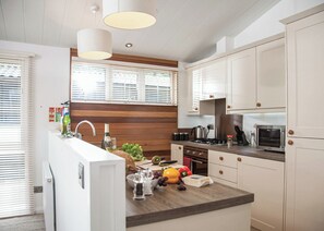 Fridge, oven, stovetop, dishwasher - Carisbrooke Premier Lodge (Wootton, Nr Cowes)