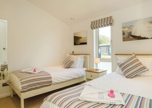 3 bedrooms, free WiFi - Carisbrooke Premier Lodge (Wootton, Nr Cowes)