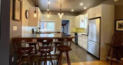 Cozy, Warm & Spacious Fernie Bungalow