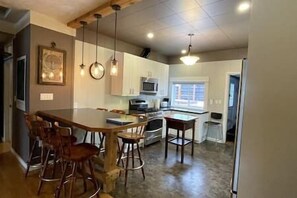 ثلاجة، ميكرووي ف، فرن، موقد طهي مسطح