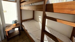 A bunk bed room with a small desk and a framed picture on the wall. - Quiet Studio Cabin, Close to Beach, Washing Machine, Pets OK (Cap d'Agde)