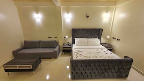 8 bedrooms, WiFi, bed sheets