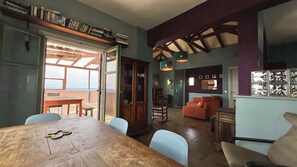 Fireplace, books - Villa Shani (Methoni)