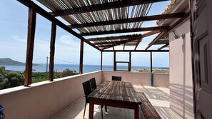 Outdoor dining - Villa Shani (Methoni)