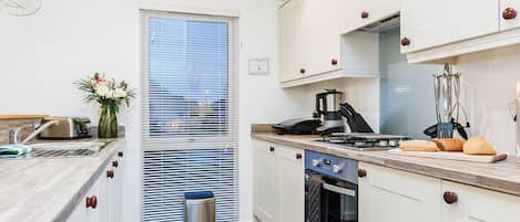 Fridge, oven, stovetop, dishwasher
