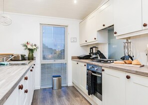 Een koelkast, een oven, een kookplaat, een vaatwasser