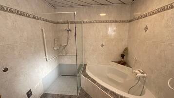 Dusche, Haartrockner, HandtĂŒcher, Seife