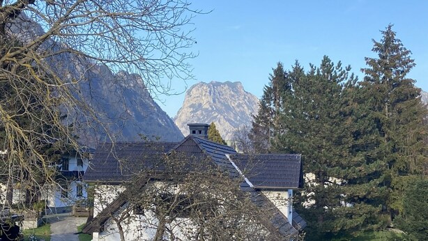 A house with a sloped roof, surrounded by trees and mountains. - salzkammergut lake region (ebensee) - 8 pers. - pets welcome - garden - terrace (Ebensee)