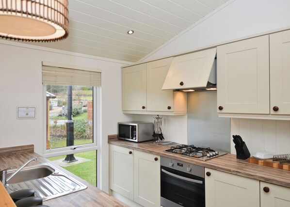 Fridge, oven, stovetop, dishwasher - 3 bedroom accommodation in Cheddar (Cheddar)