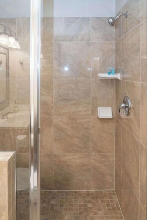 Een douche, een haardroger, shampoo