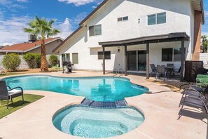 Pool - Vegas 4BR Haven w/ Pool, Spa, and Pool Table (Las Vegas)