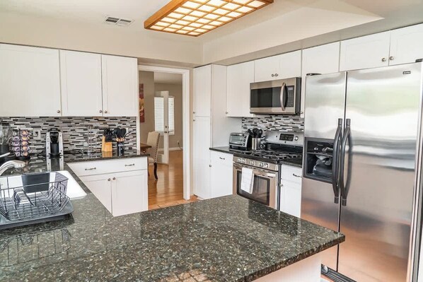 Fridge, microwave, oven, stovetop - Vegas 4BR Haven w/ Pool, Spa, and Pool Table (Las Vegas)