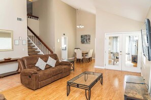 TV, offices - Vegas 4BR Haven w/ Pool, Spa, and Pool Table (Las Vegas)