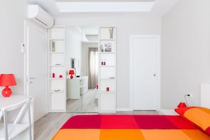 2 sovrum, värdeförvaringsskåp på rummet och skrivbord