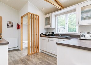 Een koelkast, een oven, een kookplaat, een vaatwasser