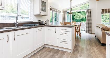 Hartfield Watersedge Lodge