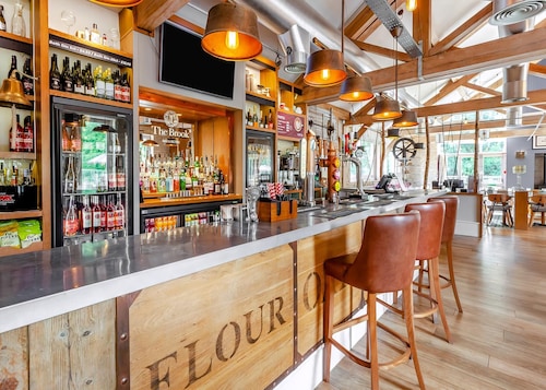 Hartfield Watersedge Lodge