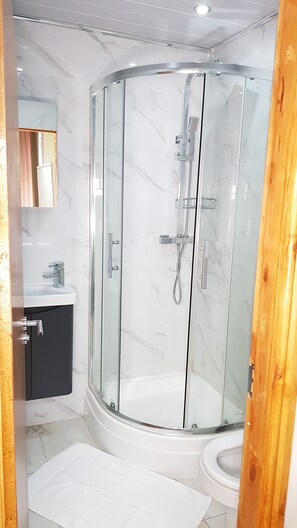 Deluxe Double Room | Bathroom