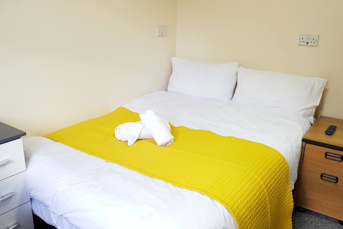 Desk, laptop workspace, free WiFi, bed sheets