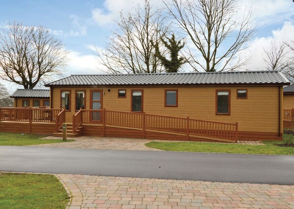 Unclassified image, 1 of 11, button - Glastonbury Lodge Premier (Cheddar)