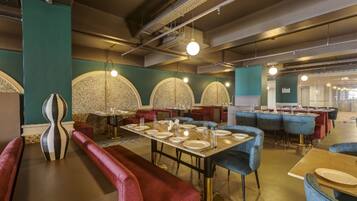 Breakfast, dinner and brunch served