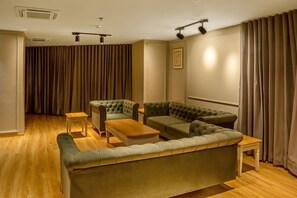 Lobby sitting area - Sunday Hotel Vadodara (Vadodara)