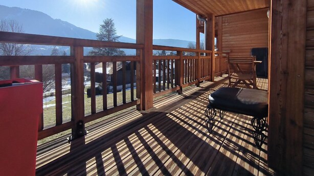 A wooden deck with a view of mountains and a clear sky. - Bright T3 apartment for 4-6 people with WIFI and parking in Samoëns (Samoëns)