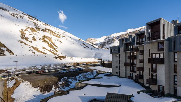 A modern building with multiple balconies and a view of a snowy mountain landscape. - Renovated bright studio with balcony - Close to slopes (Tignes)