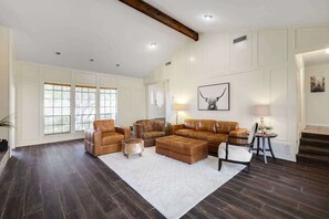 Fernseher, Kamin, Videospiele, Bücher