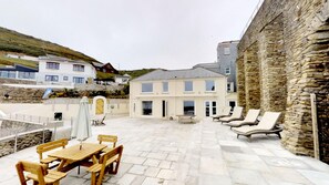 Outdoor dining - Luxury Beachfront cottage only 20 steps from the sand with private parking/patio (Portreath)