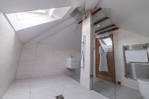 Shower, hair dryer, bidet, towels - Luxury Beachfront cottage only 20 steps from the sand with private parking/patio (Portreath)