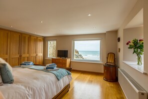 4 bedrooms, iron/ironing board, travel cot, free WiFi - Luxury Beachfront cottage only 20 steps from the sand with private parking/patio (Portreath)