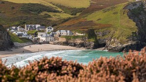 A coastal town with houses on a hillside overlooking the beach and the sea. - Luxury Beachfront cottage only 20 steps from the sand with private parking/patio (Portreath)