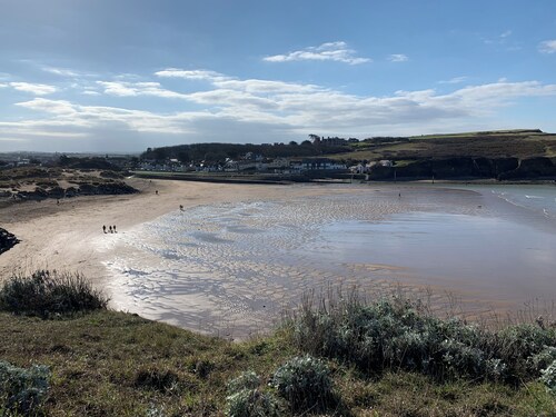 Cosy, quiet space in pretty countryside with access to fields. 20 mins to coast.