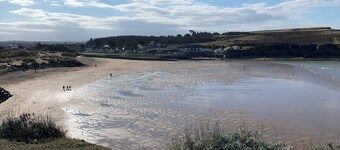 Cosy, quiet space in pretty countryside with access to fields. 20 mins to coast.