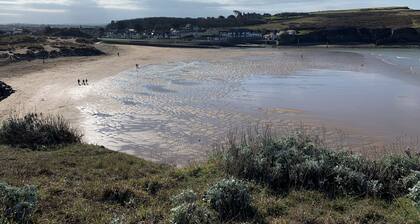 Cosy, quiet space in pretty countryside with access to fields. 20 mins to coast.