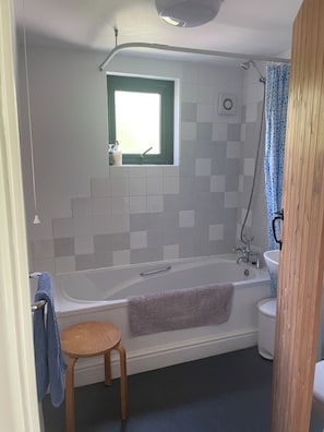 Towels, soap, toilet paper - Cosy, quiet space in pretty countryside with access to fields. 20 mins to coast. (Bradworthy Devon)