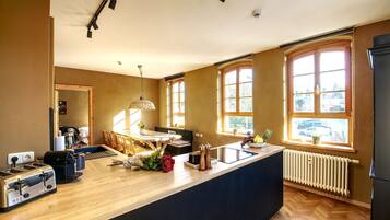 Réfrigérateur, micro-ondes, four, plaque de cuisson