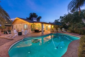 Una piscina al aire libre, una piscina climatizada