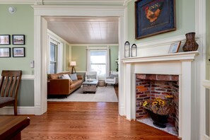 Smart TV, books, stereo, offices