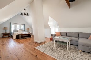 Smart TV, books, stereo, offices